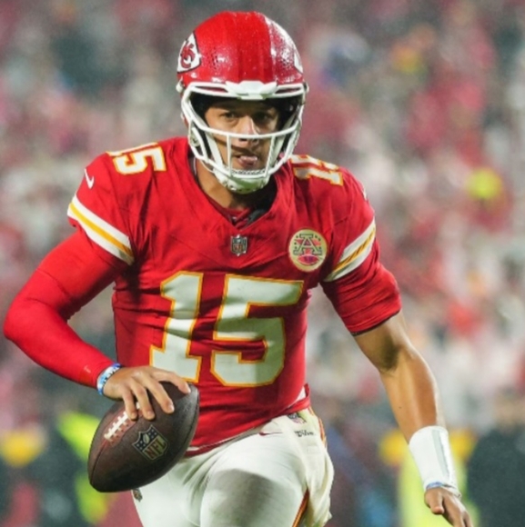 Patrick Mahomes (Nike)-(Chiefs)-(Jersey)-(Red)-(Pre-owned)-(Size XL)-$100.00 - Picture 8 of 9